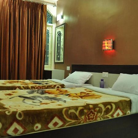 ורנאסי Hotel Kiran Palace מראה חיצוני תמונה