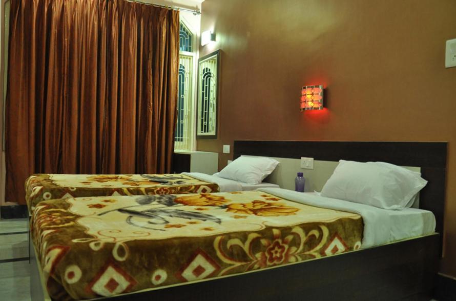 ורנאסי Hotel Kiran Palace מראה חיצוני תמונה